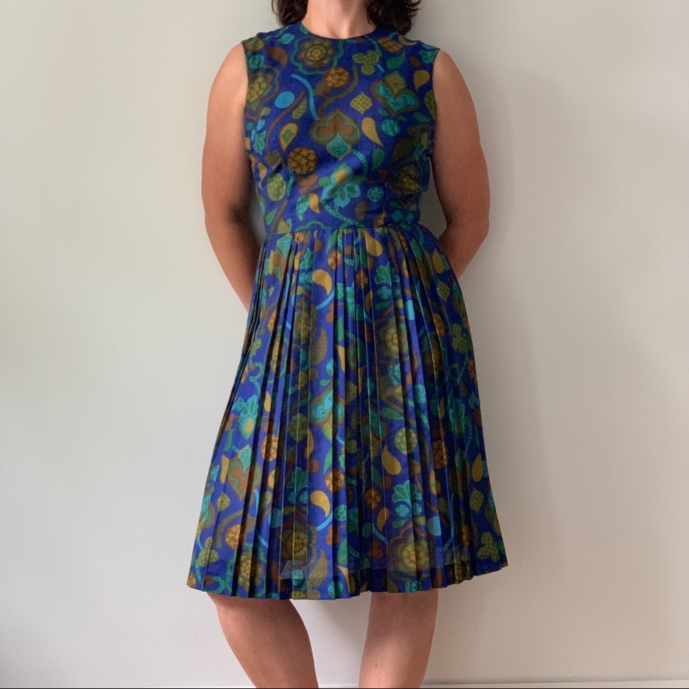 Vintage 60’s sleeveless dress with pleated skirt